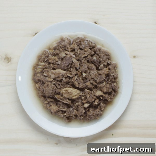 Flaked wet cat food